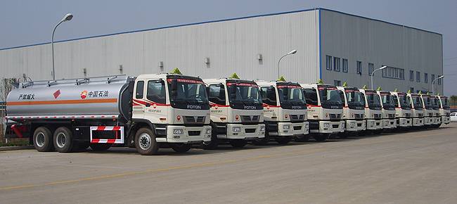 油罐車(chē)大批訂單準備出發(fā)