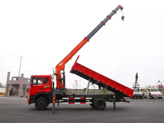 東風(fēng)D701（可裝3.2~8噸吊機）隨車(chē)吊