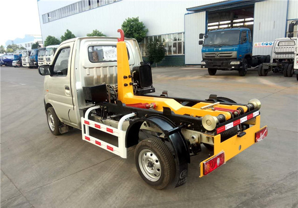 國五長(cháng)安勾臂式垃圾車(chē)