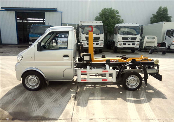 國五長(cháng)安勾臂式垃圾車(chē)