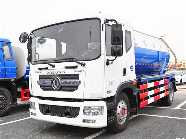 東風(fēng)多利卡D9吸污車(chē)