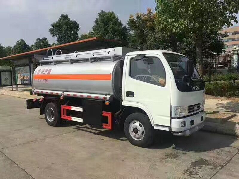 國五東風(fēng)5噸小型加油車(chē)