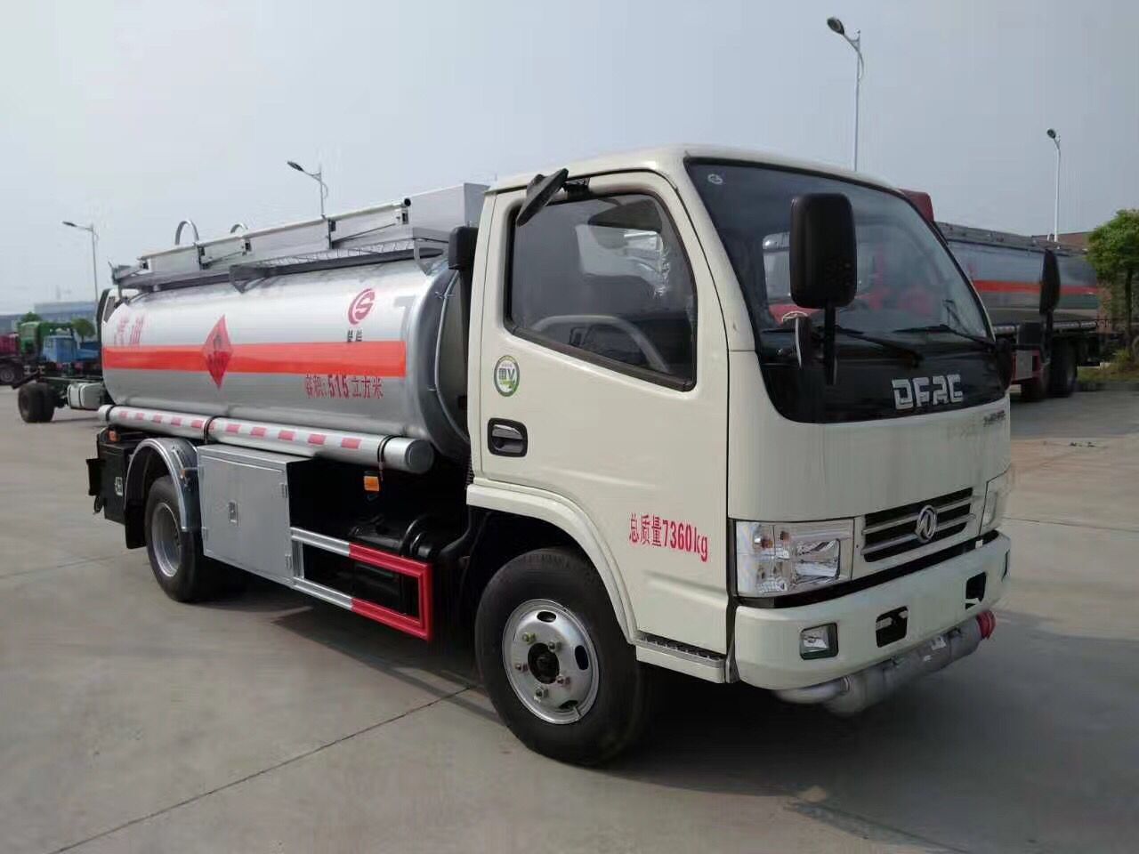 國五東風(fēng)5噸小型加油車(chē)