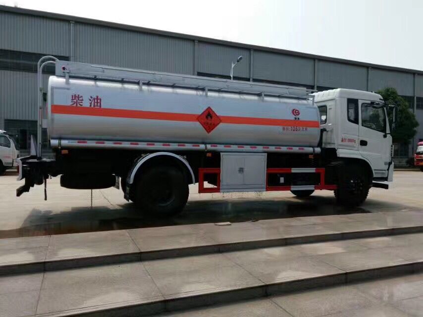 東風(fēng)新款后八輪運油車(chē)