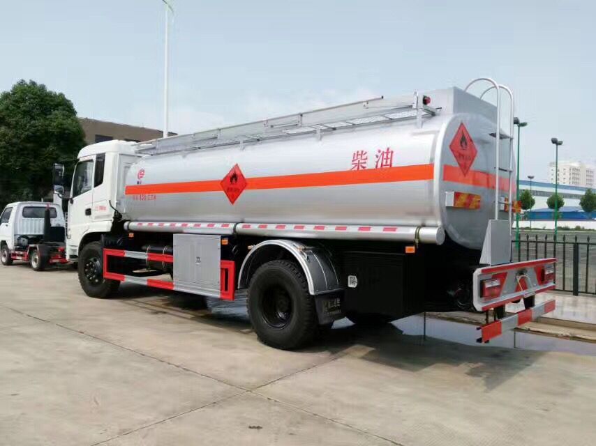 國五東風(fēng)新款后八輪運油車(chē)