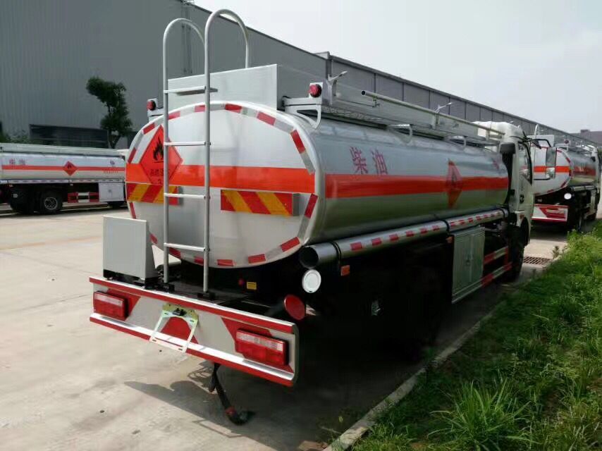 國五東風(fēng)新款后八輪運油車(chē)