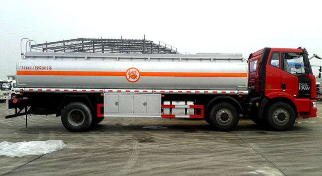 國五解放小三軸26方油罐車(chē)