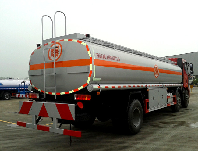 國五解放小三軸26方油罐車(chē)