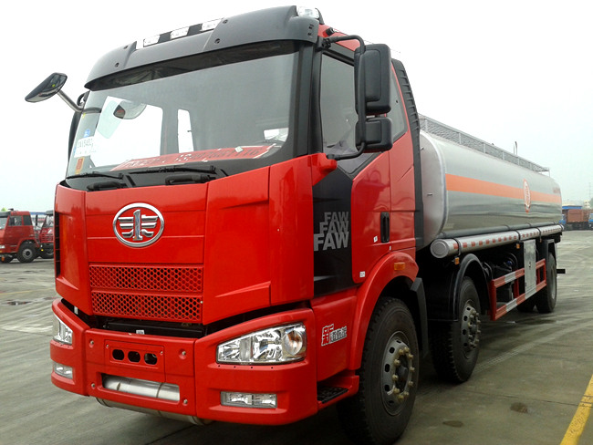 國五解放小三軸26方油罐車(chē)