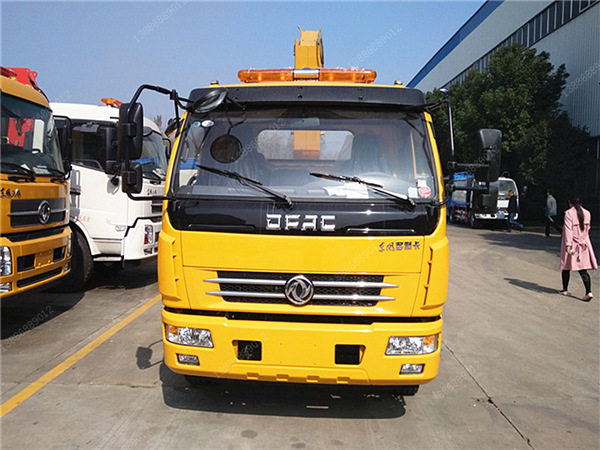 東風(fēng)多利卡帶吊一拖二清障車(chē)
