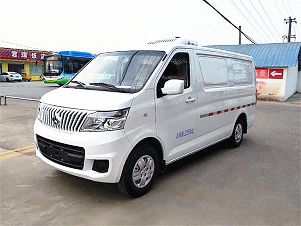 長(cháng)安睿行M80面包冷藏車(chē)