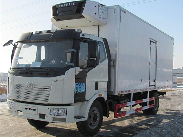 解放J6新款6.8米貨廂冷藏車(chē)