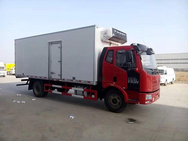 解放J6新款6.8米貨廂冷藏車(chē)