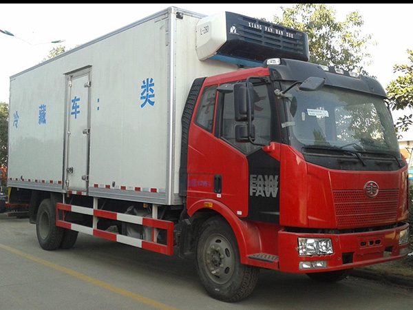 解放J6新款6.8米貨廂冷藏車(chē)