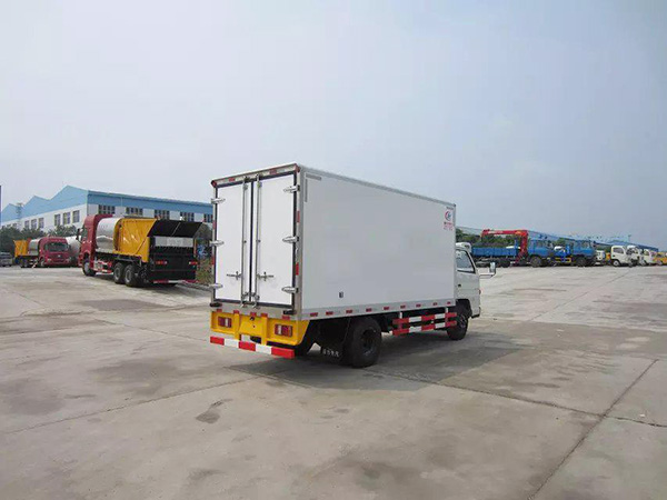 五十鈴4.1米貨廂單排冷藏車(chē)