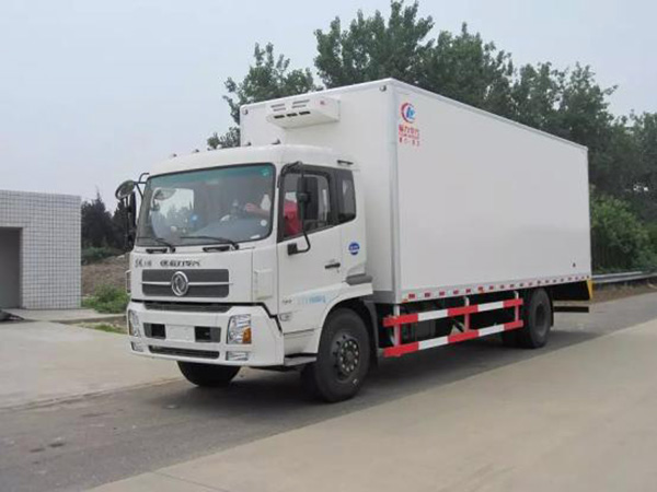 東風(fēng)天錦6.1米貨廂冷藏車(chē)