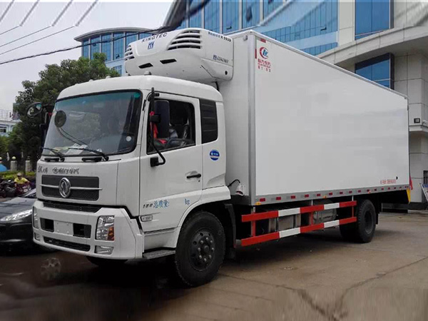 東風(fēng)天錦6.1米貨廂冷藏車(chē)