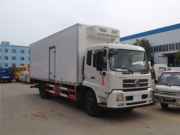 東風(fēng)天錦6.1米貨廂冷藏車(chē)