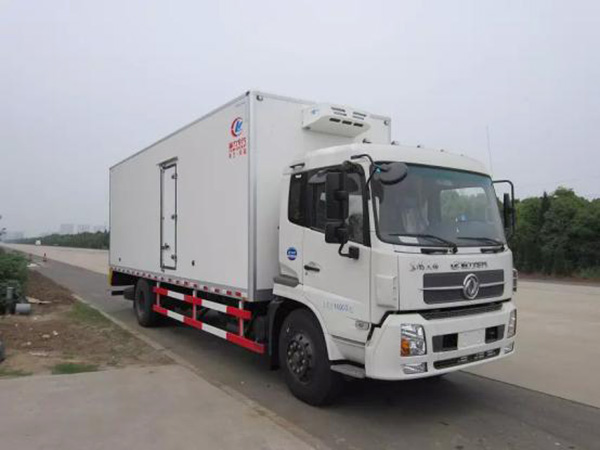 東風(fēng)天錦6.1米貨廂冷藏車(chē)