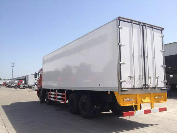 東風(fēng)前四后八9.4米冷藏車(chē)