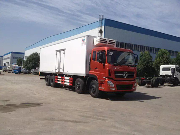 東風(fēng)前四后八9.4米冷藏車(chē)
