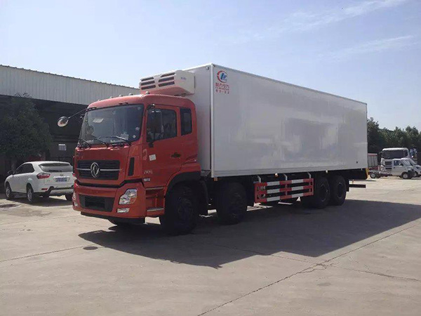 東風(fēng)前四后八9.4米冷藏車(chē)