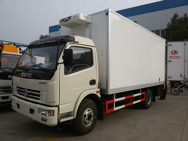 東風(fēng)多利卡5米貨廂冷藏車(chē)
