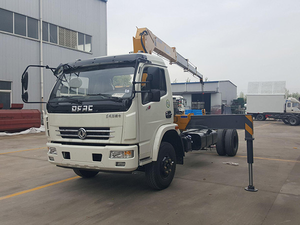 東風(fēng)廂長(cháng)4.35隨車(chē)吊