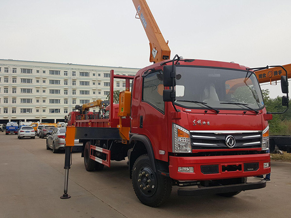 東風(fēng)廂長(cháng)3.6米藍牌隨車(chē)吊
