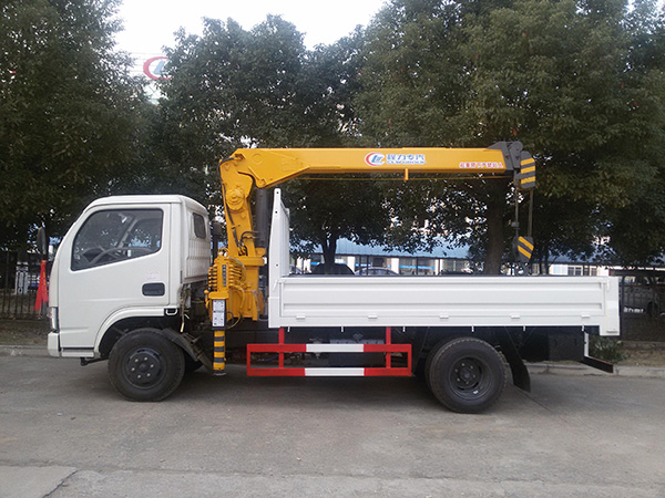 東風(fēng)多利卡3.4藍牌隨車(chē)吊