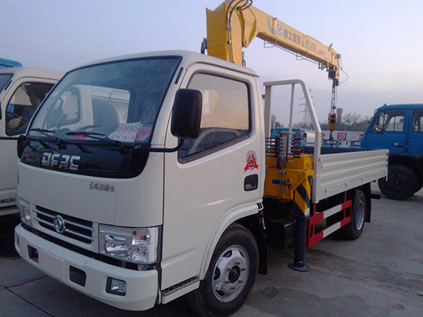 東風(fēng)多利卡3.4藍牌隨車(chē)吊