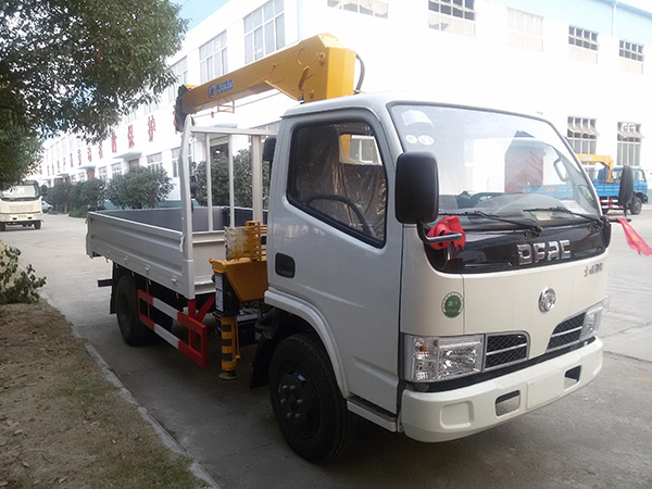 東風(fēng)多利卡3.4藍牌隨車(chē)吊