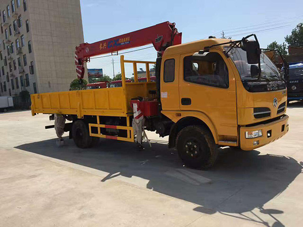 東風(fēng)4.8米隨車(chē)吊