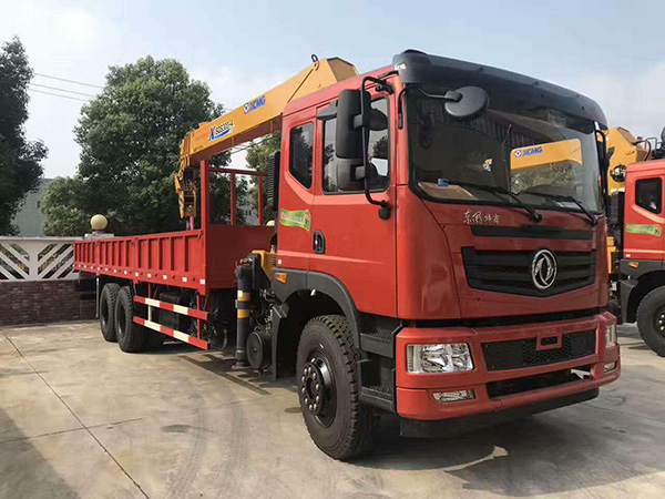 東風(fēng)征夢(mèng)后八輪8.5米隨車(chē)吊