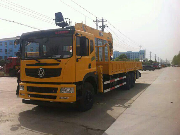 東風(fēng)征夢(mèng)8.5米隨車(chē)吊