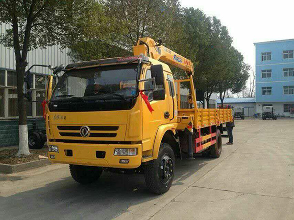 東風(fēng)廂長(cháng)5.1米隨車(chē)吊