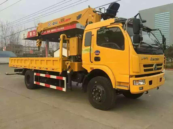 東風(fēng)廂長(cháng)5.1米隨車(chē)吊