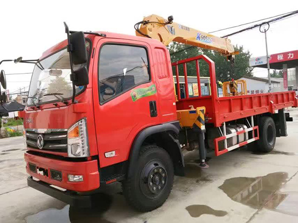 東風(fēng)廂長(cháng)5.1米隨車(chē)吊