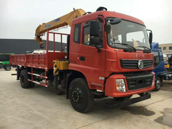 東風(fēng)廂長(cháng)6.1米隨車(chē)吊