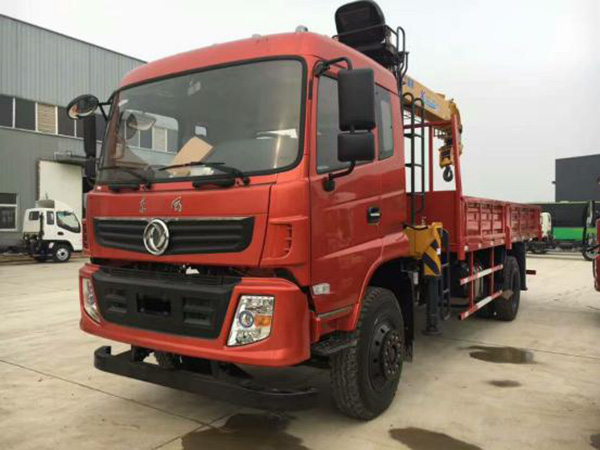 東風(fēng)廂長(cháng)6.1米隨車(chē)吊