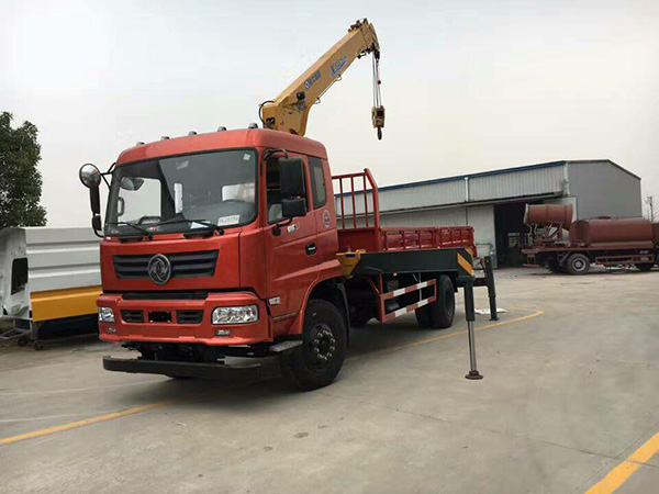 東風(fēng)廂長(cháng)6.1米隨車(chē)吊