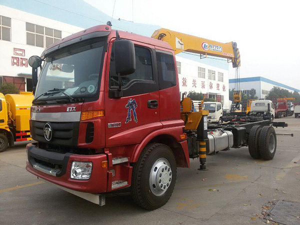 福田歐曼5.8米隨車(chē)吊