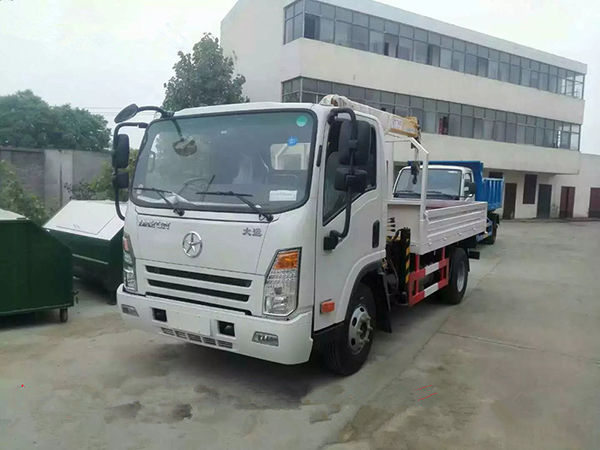 小型大運3.2噸藍牌隨車(chē)吊