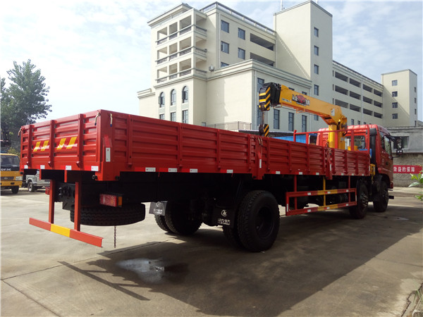 東風(fēng)前四后四飛濤8噸隨車(chē)吊