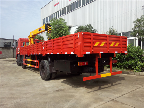 東風(fēng)前四后四飛濤8噸隨車(chē)吊