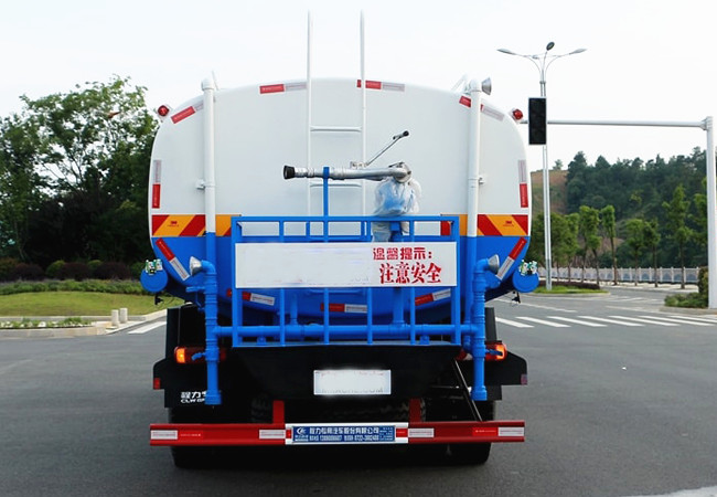 東風(fēng)專(zhuān)用底盤(pán)后雙橋灑水車(chē)