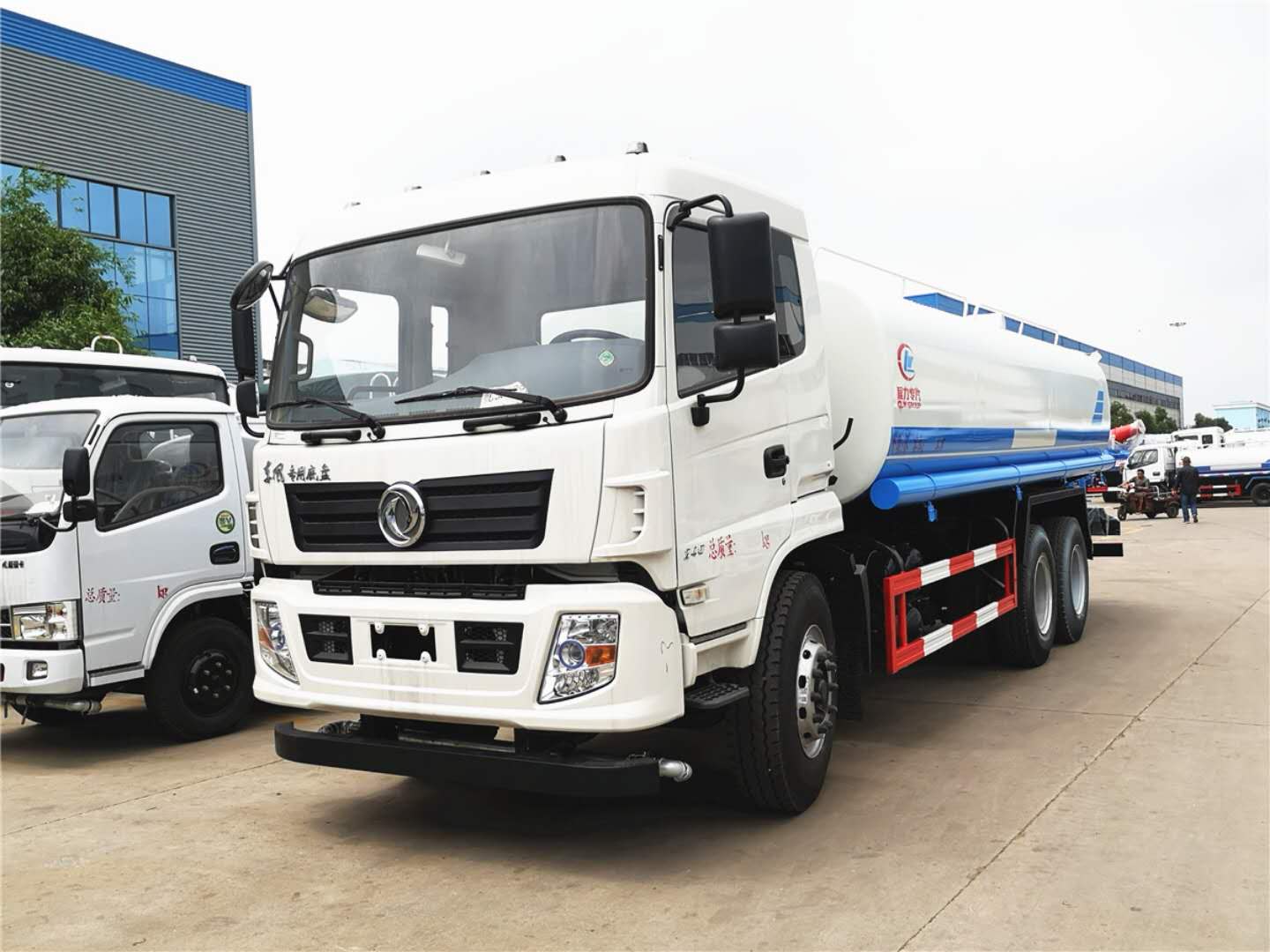 東風(fēng)專(zhuān)用底盤(pán)后雙橋灑水車(chē)