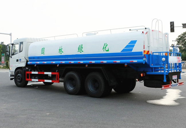 東風(fēng)專(zhuān)用底盤(pán)后雙橋灑水車(chē)