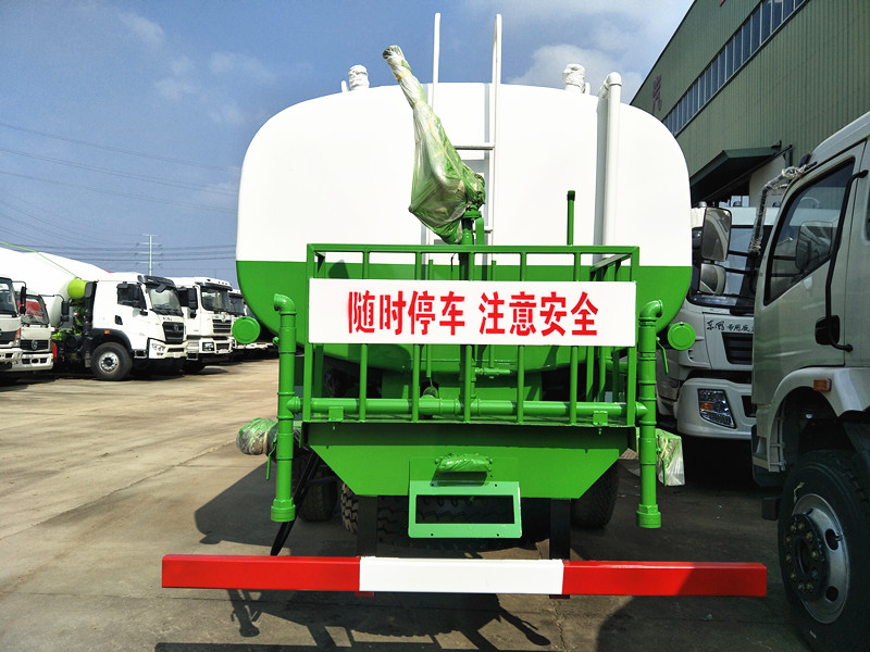 東風(fēng)新款雙橋灑水車(chē)
