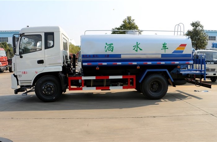 東風(fēng)專(zhuān)底12噸灑水車(chē)